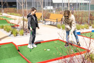 Ailece yazın mini golf oynuyoruz..