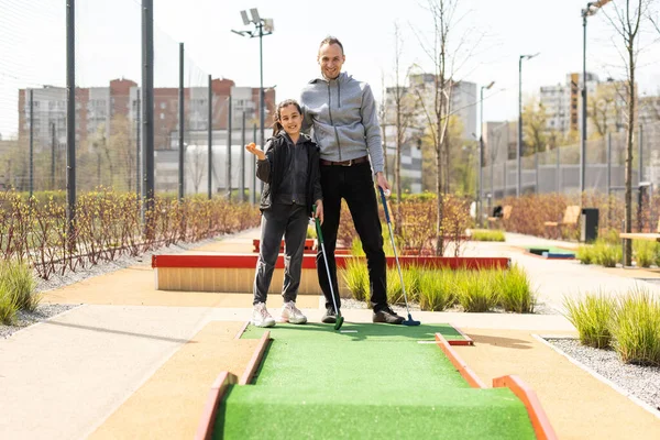Sharing Golf Experience Cheerful Young Man Teaching His Daughter Play — Zdjęcie stockowe