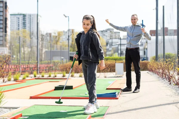 Tiempo Familia Jugando Mini Golf Verano —  Fotos de Stock