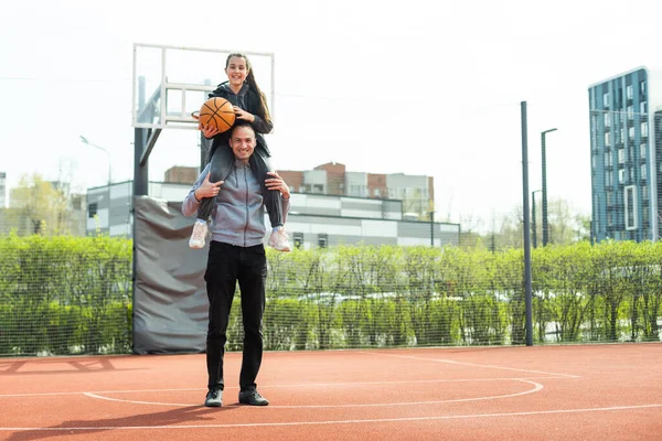 Happy Father Teen Daughter Basketball Court — Stock Photo, Image