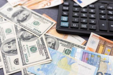 Para, Dolar ve Euro. Avro banknotları üzerinden 100 Amerikan doları. Döviz piyasası konsepti. - Evet. Yüksek kalite fotoğraf