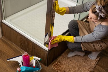 Kadın mutfak atölyesini sprey deterjan, temizlik ve hijyen konseptiyle temizliyor.