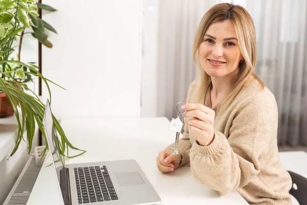 Vrouw Met Sleutels Met Laptop Belastingen — Stockfoto