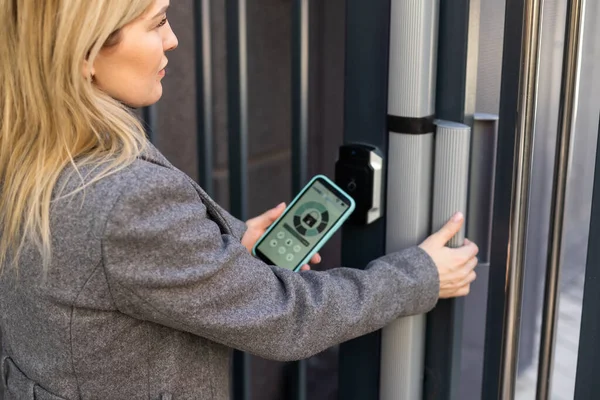 Γυναίκα Χέρια Χρησιμοποιώντας Σάρωση Τηλεφώνου Για Την Ψηφιακή Πόρτα Κλειδώνει — Φωτογραφία Αρχείου