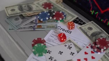 Poker fişleri ve iskambil kağıtları birleşimi ve kumarhane masasında dolar kazanmak. Kumar