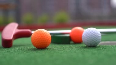 Minyatür golf delik ile sopa ve top yakın çekim.