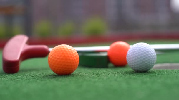 Gros Plan Trou Golf Miniature Avec Batte Balle — Video