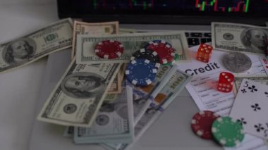 Poker kartları ve fişleri olan bitcoin paralar