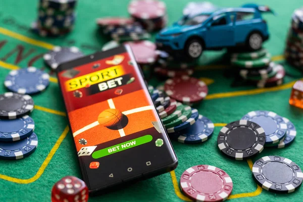 Σωρός Από Μάρκες Καζίνο Και Παιχνίδι Αυτοκινήτων Smartphone Στοιχήματα Αθλήματα — Φωτογραφία Αρχείου