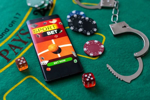 カジノは警察の手錠の横にロイヤルフラッシュカードの勝利の組み合わせをチップ — ストック写真