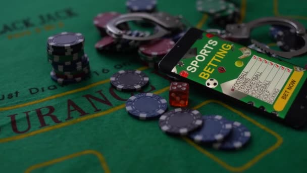 カジノは警察の手錠の横にロイヤルフラッシュカードの勝利の組み合わせをチップ — ストック動画