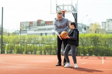 Baba ve kız sarayda basketbol oynuyorlar..