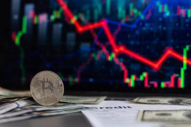 Bitcoin fiyatı düşüyor ve tüm kripto para piyasası para kaybediyor. Bu madeni paranın kırmızı arka planlı bir dizüstü bilgisayardaki grafik evrimi. Güçlü satış sinyali.