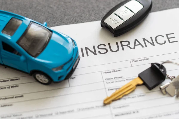 自動車保険金請求書とおもちゃの車 — ストック写真