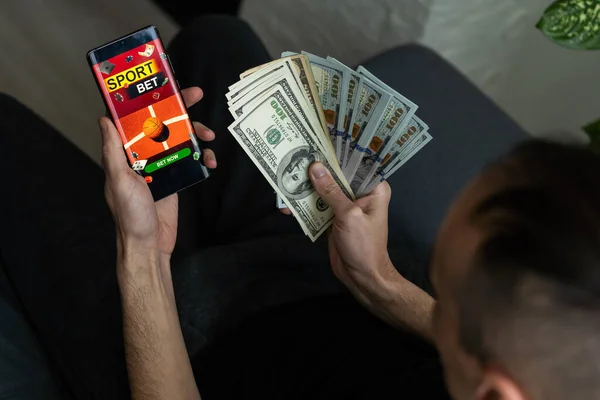 Biznesmen Pomocą Smartfona Przeciwko Ekranowi Aplikacji Hazardowych — Zdjęcie stockowe