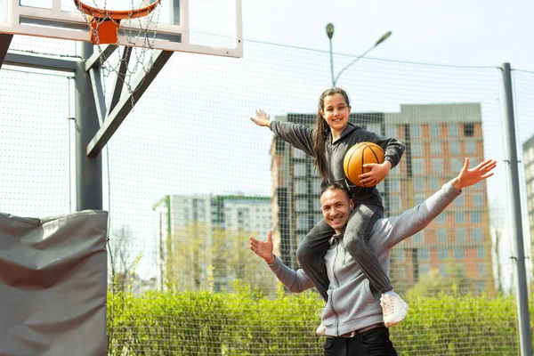Vater Und Tochter Spielen Basketball Auf Der Straße — Stockfoto