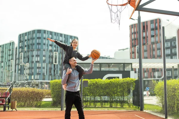 Vater Und Tochter Spielen Basketball Auf Der Straße — Stockfoto
