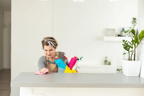 Table Nettoyage Femme Utilisant Chiffon Diffuseur Maison — Photo