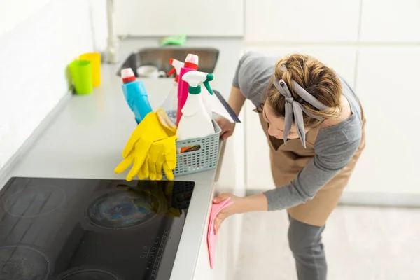 年轻女人做家务 拿着清洁工具的女人戴着橡胶黄色防护手套的女人 拿着破布和喷雾洗涤剂 春天干干净净永远不会晚 — 图库照片
