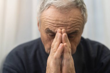 endişe dini kıdemli adamı elleriyle kaldırdı ve beseechingly cennete karşı yardım ve ilham için göründüğü kadar dokunaklı Allah'a dua