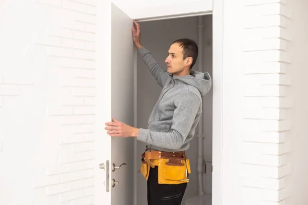Young Handyman Installing White Door Room — Fotografia de Stock