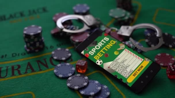 Casino Chips Vítěznou Kombinaci Karet Flush Royal Vedle Policejních Pout — Stock video