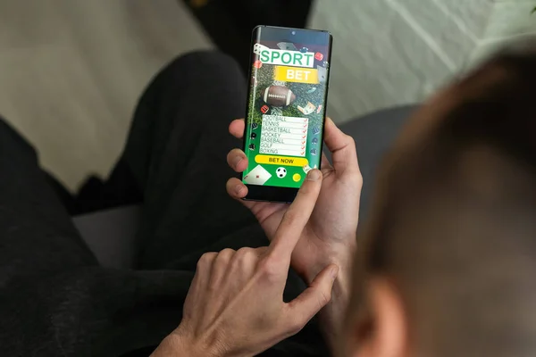 Biznesmen Pomocą Smartfona Przeciwko Ekranowi Aplikacji Hazardowych — Zdjęcie stockowe
