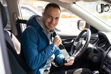 Emniyet kemeri tespitleme araba koltuğunda oturan genç latin adam.