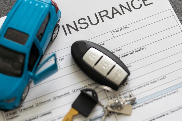 Kfz Versicherungsschein Mit Autoschlüssel Und Spielzeugauto — Stockfoto