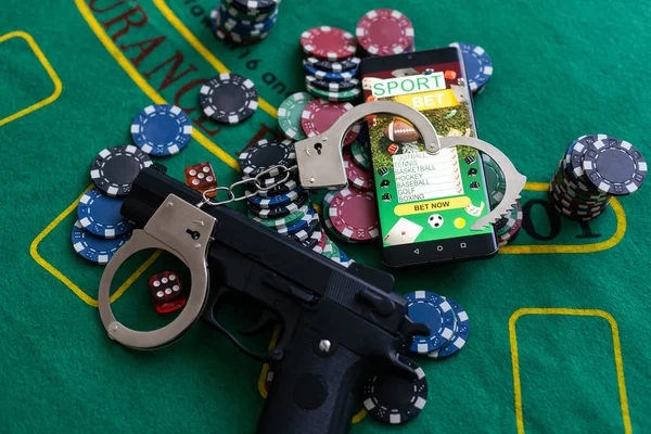Casino Chips Vítěznou Kombinaci Karet Flush Royal Vedle Policejních Pout — Stock fotografie