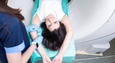 Leğen kemiğinin tomografisi ve kadınlar için sert dokular. Doku hastalıklarını tedavi etmek için tomografi. Genç bir kızın organlarının profesyonel teşhisi.