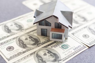 Paradan arkaplan. Dağınık dolar. Gazete evi. Yüksek kalite fotoğraf