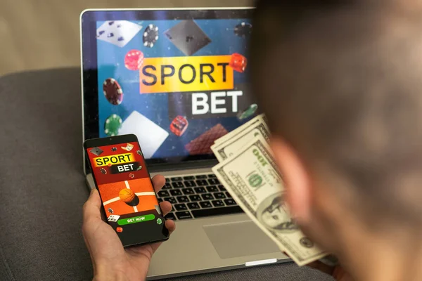 Podnikatel Pomocí Smartphonu Proti Obrazovce Aplikace Hazardní Hry — Stock fotografie
