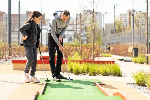 Sharing Golf Experience Cheerful Young Man Teaching His Daughter Play — Fotografia de Stock