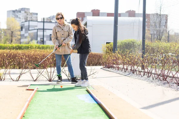Mother Daughter Enjoying Together Playing Mini Golf City — Stock Photo, Image