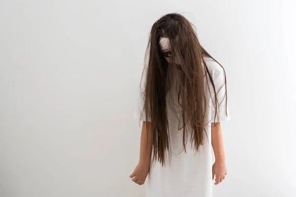 Gruseliges Mädchen Weißen Kleid Aus Horrorfilm Zimmer — Stockfoto