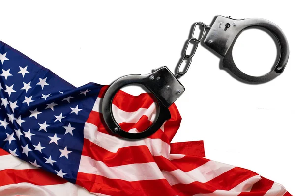アメリカ国旗と警察の手錠 国内の犯罪と犯罪の概念 国家や政府における犯罪の概念です 高品質の写真 — ストック写真