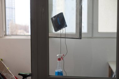Camları temizleyen akıllı elektrik süpürgesi. Ev aletleri ve teknoloji konsepti.