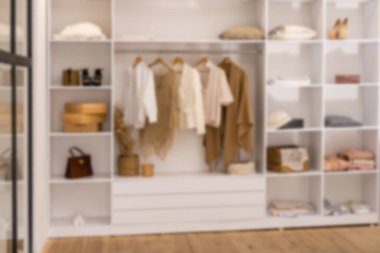 Ahşap zemini ve güzel tezgahları olan güzel bir mutfak. Arka planı bulanık. Yüksek kalite fotoğraf