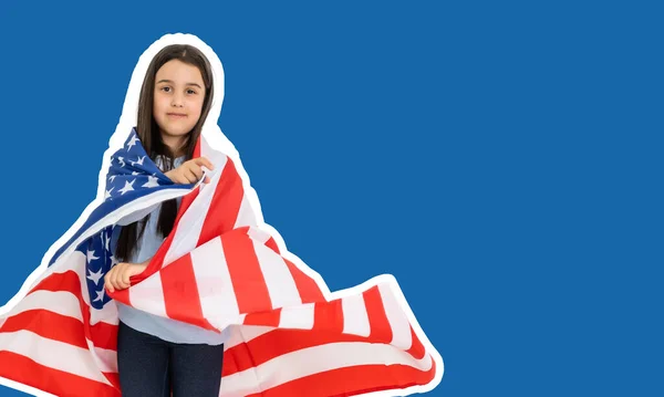 Dziecko Amerykańską Flagą Niebieskim Tle — Zdjęcie stockowe