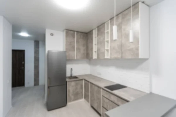 用白色家具模糊了现代厨房内部的视野 高质量的照片 — 图库照片