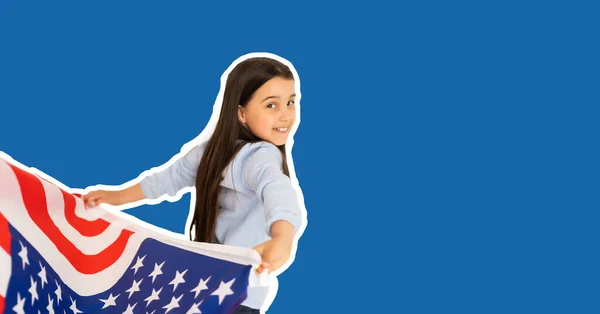 Niño Con Bandera Americana Sobre Fondo Azul —  Fotos de Stock