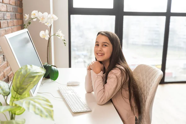Laptop Kullanan Gülümseyen Kız Evde Okuyan Öğrenci Dijital Eğitim Internette — Stok fotoğraf