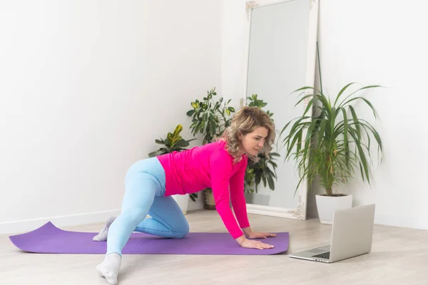 Attraente Giovane Donna Che Yoga Stretching Yoga Online Casa Autoisolamento — Foto Stock