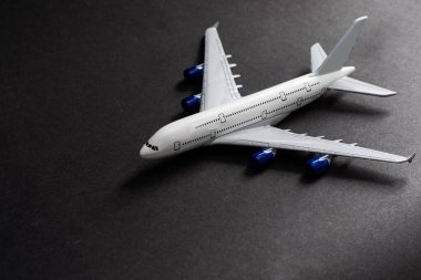 Uçak karanlık arka planda izole edildi..