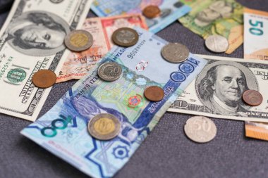 Farklı banknotlar, dolar, avro, ruble ve diğer para birimlerinin geçmişi. Ekonomik kriz kavramı ve tasarruf.