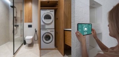 Akıllı ev sistemini kullanan ya da evden çıkmadan önce modern alarm sistemini çalıştıran hoş bir kadın. Mutlu kadın eve ya da daireye döndüğünde kolay güvenlik teknolojisini kapatıyor..