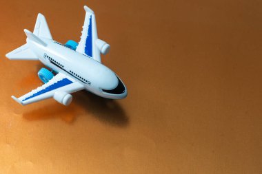 Turuncu arka planda küçük beyaz uçak