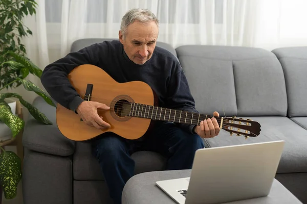 Yaşlı Bir Adam Dizüstü Bilgisayarda Gitar Çalmayı Öğrenir — Stok fotoğraf