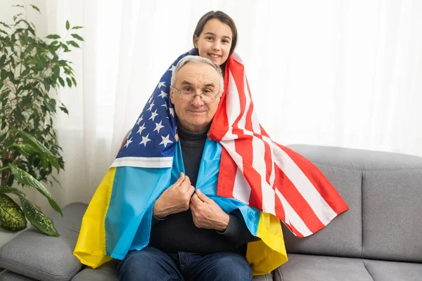 Großvater Und Enkelin Mit Den Flaggen Der Usa Und Der — Stockfoto